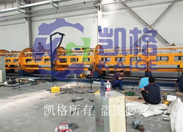 巖棉板復(fù)合旋轉(zhuǎn)設(shè)備提升裝置2